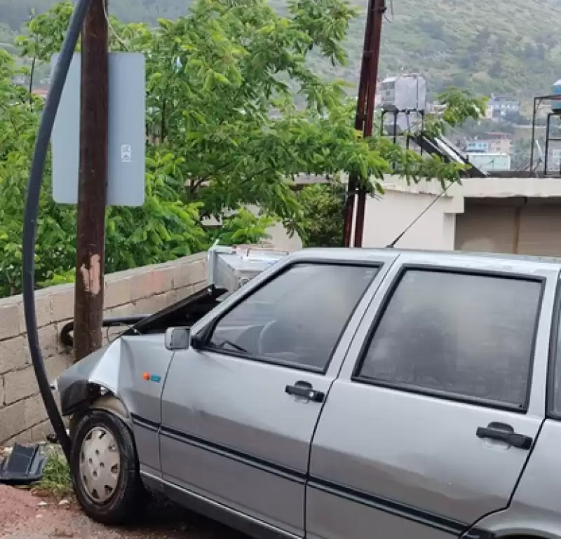 Hatay'da Bahçe Duvarına çarpan Otomobilin Sürücüsü Yaralandı