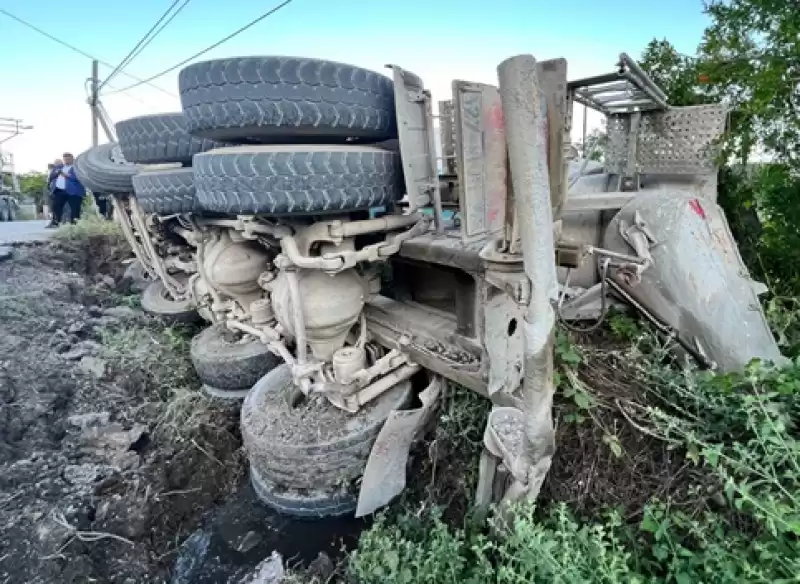 Hatay'da Yolun çökmesi Sonucu Beton Mikserinin Sürücüsü Yaralandı