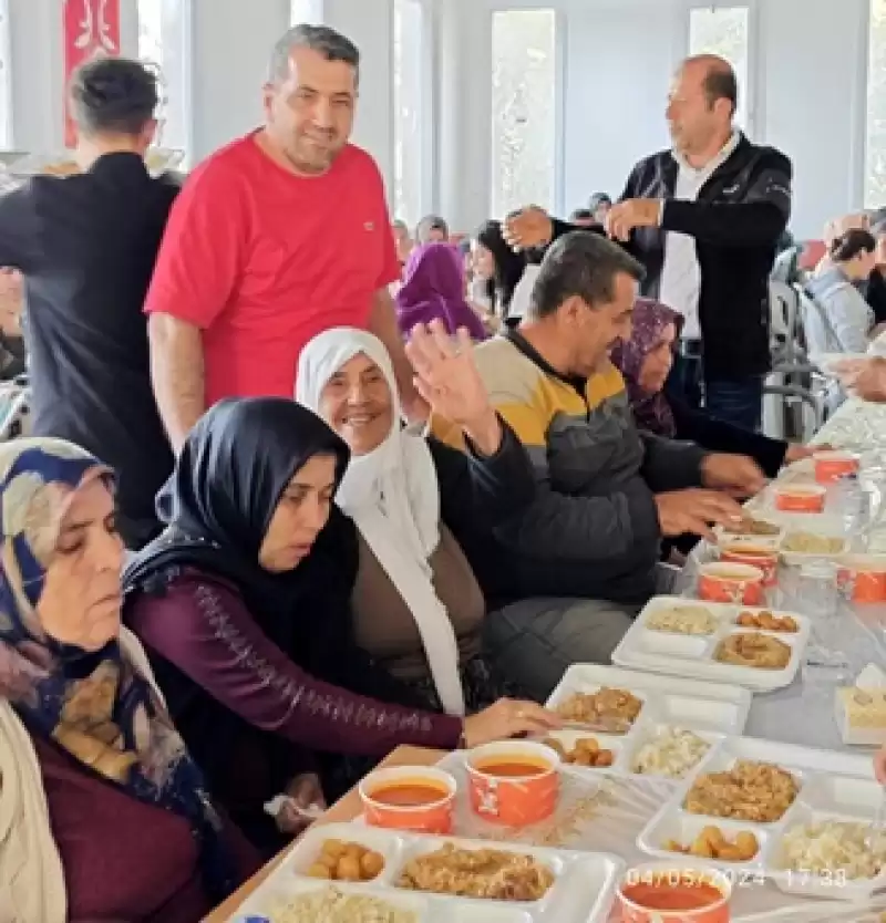 Kendisini Muhtar Seçen Mahalle Halkına Yemek Verdi