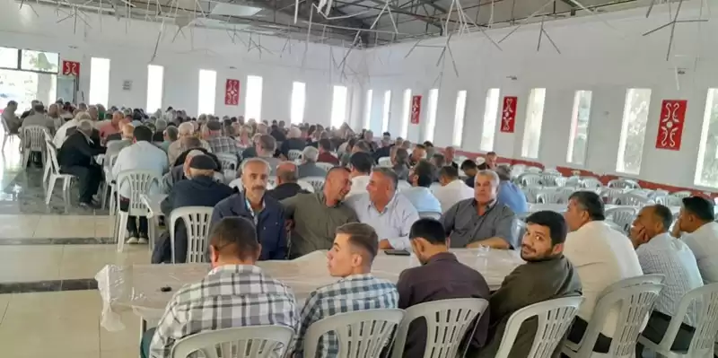 Kendisini Muhtar Seçen Mahalle Halkına Yemek Verdi