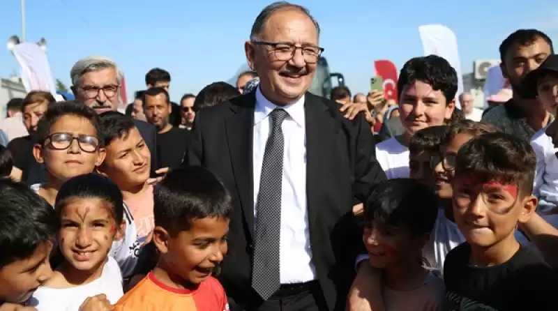 Bakan Özhaseki, Hatay'da Konteyner Kentteki çocuk şenliğine Katıldı