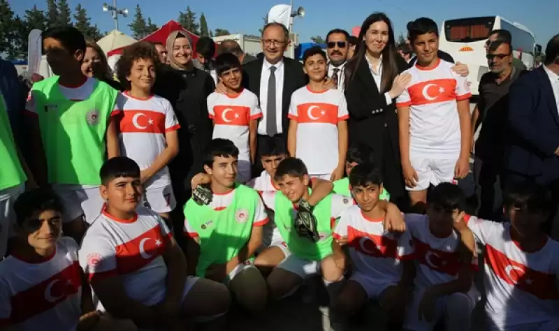 Bakan Özhaseki, Hatay'da Konteyner Kentteki çocuk şenliğine Katıldı