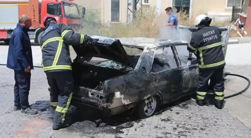 Hatay'da Seyir Halindeki Otomobilde çıkan Yangın Söndürüldü