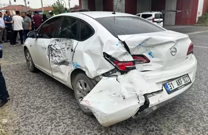Hatay'da Freni Arızalanan Kamyon 4 Araca çarptı, 2 Kişi Yaralandı