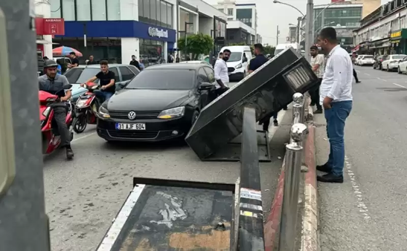 Hatay'da Tırın çarpması Sonucu Devrilen Reklam Panosu Otomobile Zarar Verdi 