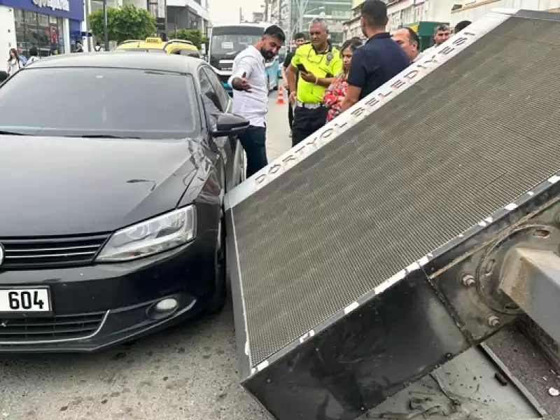 Hatay'da Tırın çarpması Sonucu Devrilen Reklam Panosu Otomobile Zarar Verdi 