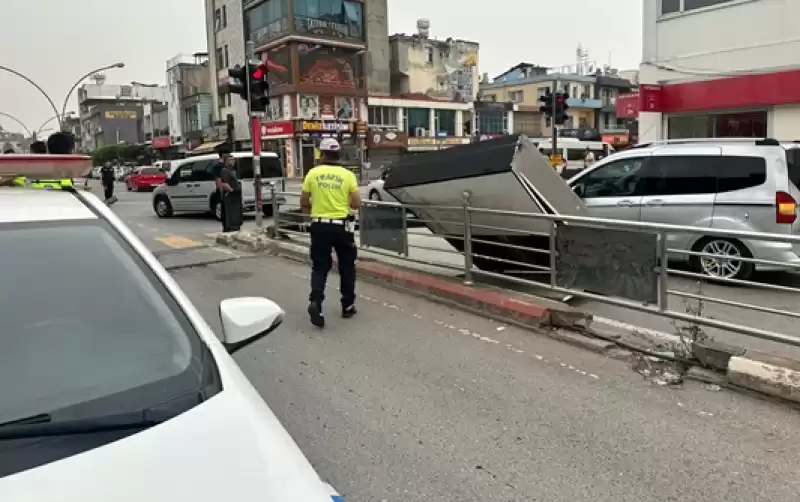 Hatay'da Tırın çarpması Sonucu Devrilen Reklam Panosu Otomobile Zarar Verdi 