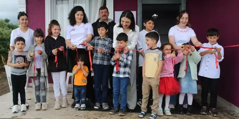 Ülkem Okuyor Derneğinin Hatay'da Yaptırdığı Ev, Depremzede Aileye Verildi