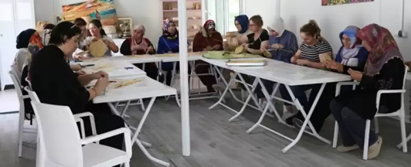 Hatay'da Buğday Sapları Depremzede Kadınların Elinde Dekoratif ürüne Dönüşüyor