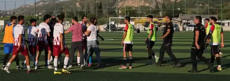 Hatay'da Amatör Ligde Oynanan Maçta çıkan Kavgaya Polis Müdahale Etti