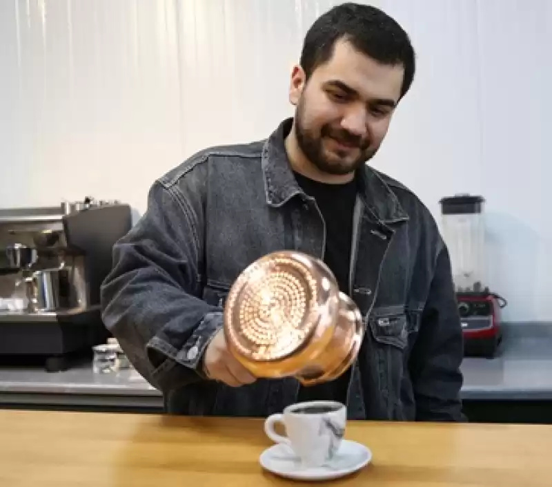 Depremde ölen Ağabeyiyle Oluşturduğu Kahve Markasını Prefabrik çarşıda Yaşatıyor