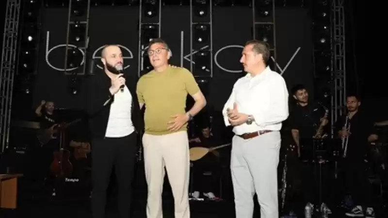 İskenderunda Gençlik Festivali'nde şarkıcı Berkay Konser Verdi