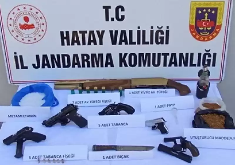 Hatay'da Evlerinde Silah Ve Uyuşturucu Bulunan 2 Zanlı Yakalandı 