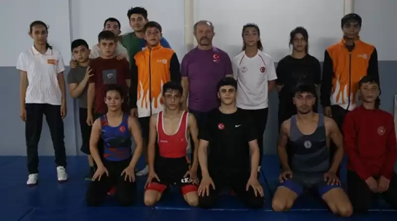 Güreş Antrenörü, Kızıyla Enkazdan çıkmalarını Sağlayan Sporcuları Geleceğe Hazırlıyor