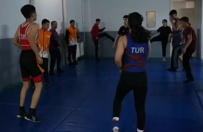 Güreş Antrenörü, Kızıyla Enkazdan çıkmalarını Sağlayan Sporcuları Geleceğe Hazırlıyor