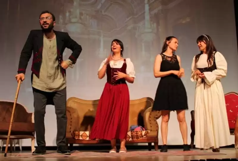 Moliere’inin Eseri Cimrinin Sahnelendiği Tiyatro Gösterisinde Hatay’da Büyük Ilgi