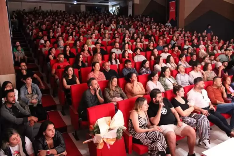 Moliere’inin Eseri Cimrinin Sahnelendiği Tiyatro Gösterisinde Hatay’da Büyük Ilgi
