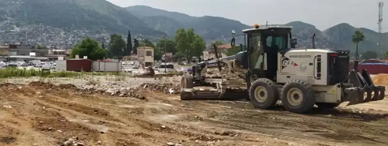 Antakya Belediyesi Ekipleri 100. Yıl Prefabrik Çarşısı’nda Çalışmalarını Sürdürüyor