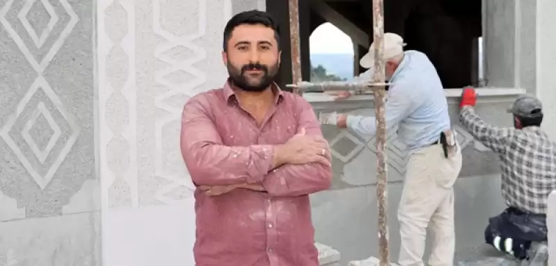 Cami Duvarına Desenleri Ustalıkla İşliyorlar