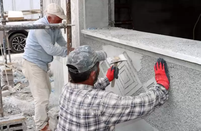 Cami Duvarına Desenleri Ustalıkla İşliyorlar