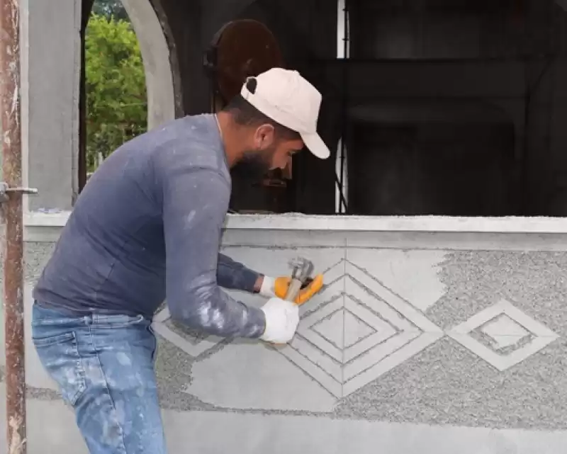 Cami Duvarına Desenleri Ustalıkla İşliyorlar