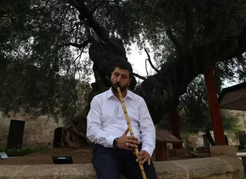 Ney Imal Eden Hataylı Imam, Tarihi Caminin Avlusunda Dinleti Sunuyor