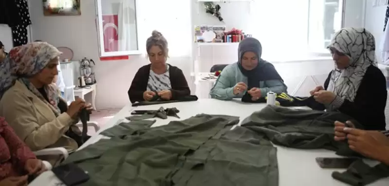 Eski Giysi Ve Kumaşlar Depremzede Kadınların Elinde ürüne Dönüşüyor