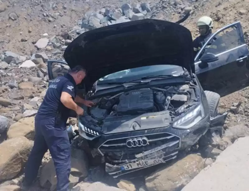 Hatay'da Uçuruma Yuvarlanan Otomobildeki 2 Kişi Yaralandı