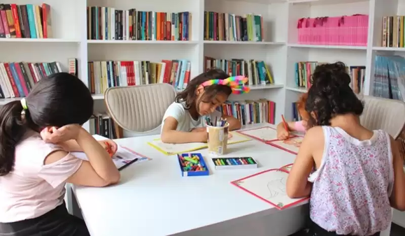 Hatay'da Konteyner Kente Kurulan Kütüphane Yaklaşık 2 Bin Kitapla Donatıldı