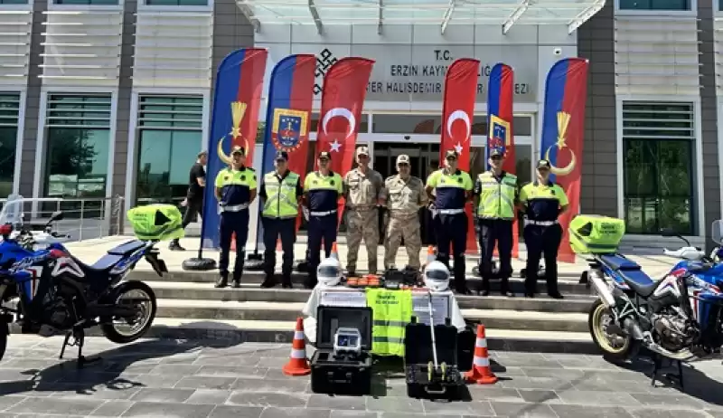 Hatay'da Motosiklet Ve Bisiklet Sürücülerine Reflektif Yelek Dağıtıldı