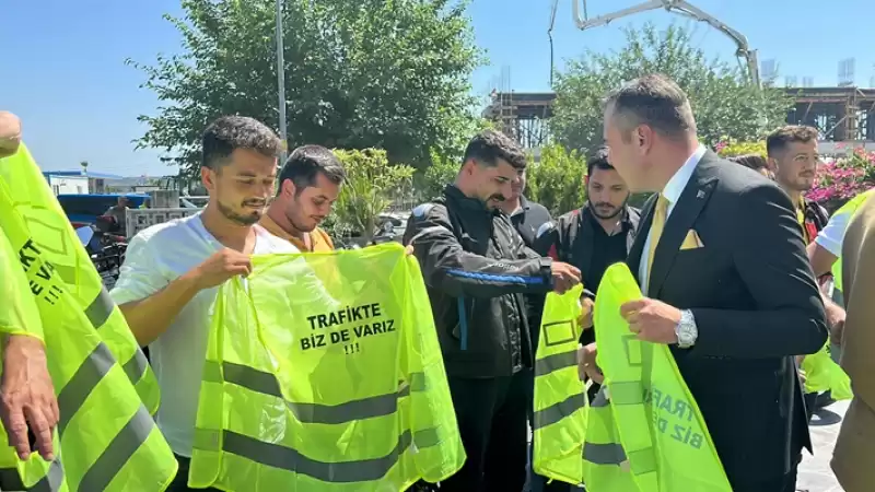 Hatay'da Motosiklet Ve Bisiklet Sürücülerine Reflektif Yelek Dağıtıldı