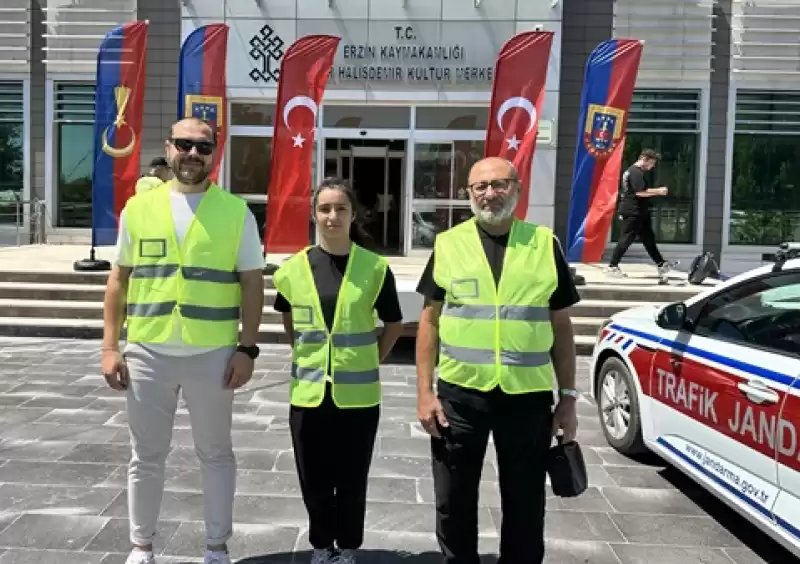 Hatay'da Motosiklet Ve Bisiklet Sürücülerine Reflektif Yelek Dağıtıldı
