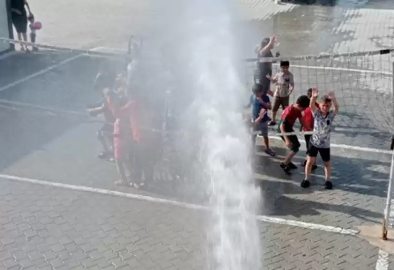 Hatay'da Konteyner Kentteki öğrenciler Itfaiyenin Sıktığı Suyla Serinledi