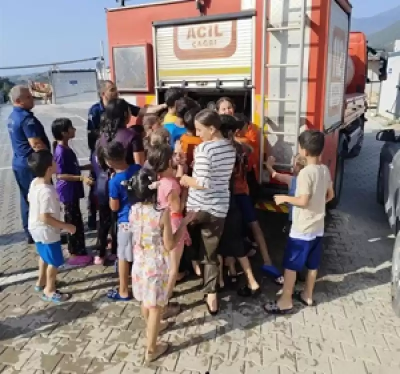 Hatay'da Konteyner Kentteki öğrenciler Itfaiyenin Sıktığı Suyla Serinledi