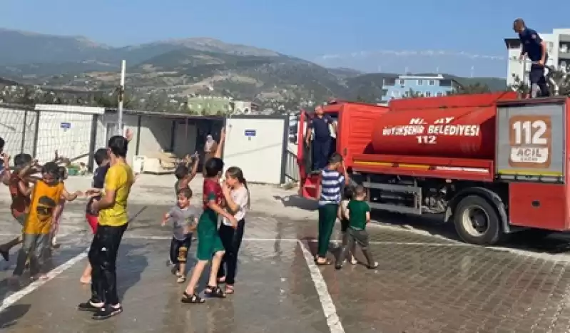 Hatay'da Konteyner Kentteki öğrenciler Itfaiyenin Sıktığı Suyla Serinledi