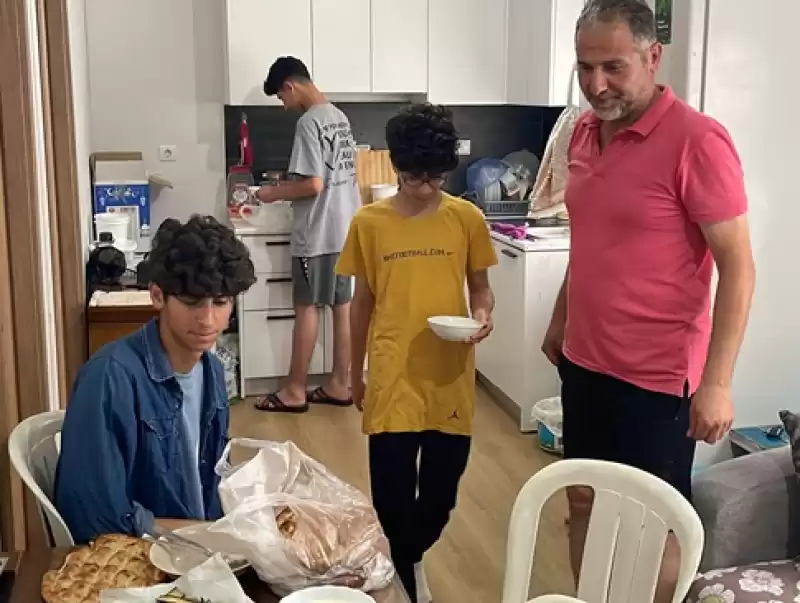 Hatay'da Depremlerde Kaybettiği Eşinin Emaneti 3 çocuğuna Gözü Gibi Bakıyor
