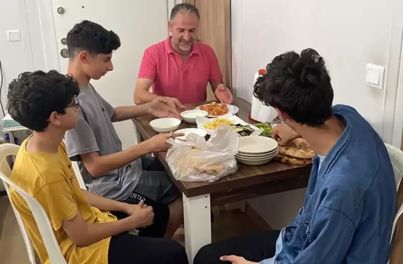 Hatay'da Depremlerde Kaybettiği Eşinin Emaneti 3 çocuğuna Gözü Gibi Bakıyor