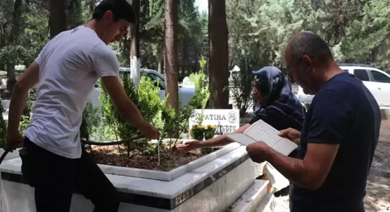 Depremlerden Etkilenen Hatay Da Mezarlıklar Ziyaret Edildi
