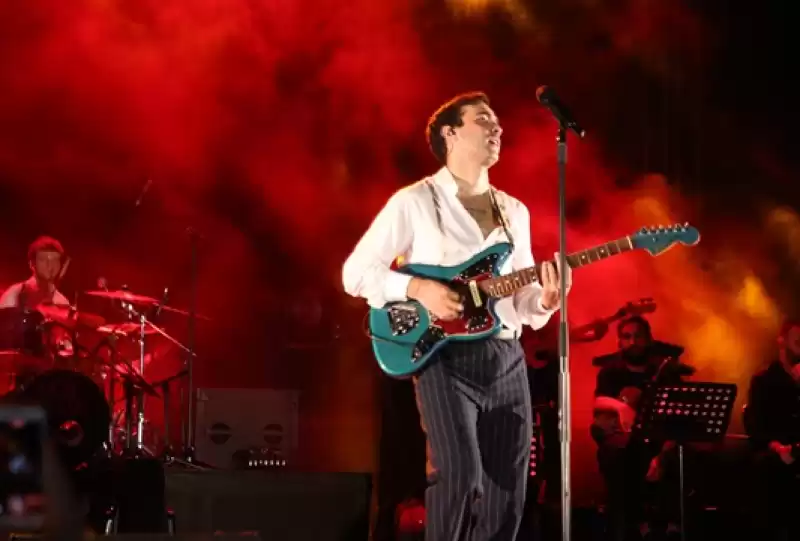 Şarkıcı Mert Demir Defne'de Konser Verdi