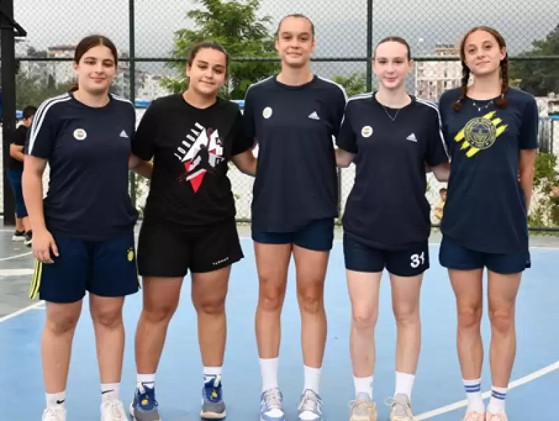 Kadın Basketbolcular, Hatay Basketköy'de Depremzede çocuklarla Buluştu