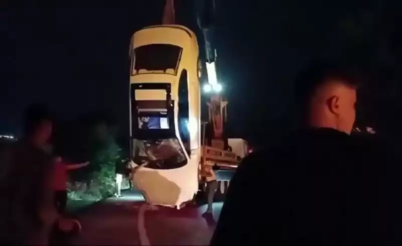 Yoldan çıkan Otomobil Bahçeye Uçtu!