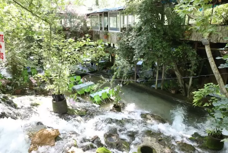 Hatay'da Sıcak Havadan Bunalanlar Harbiye Şelalesi'nde Serinledi 