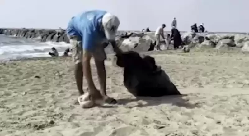Tatilcilerin Kirlettiği Sahili Belediye Ekipleri Temizledi!