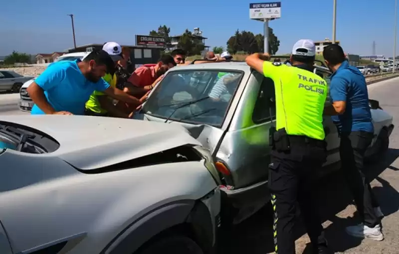 Hatay'da Zincirleme Trafik Kazasında 4 Araçta Hasar Oluştu