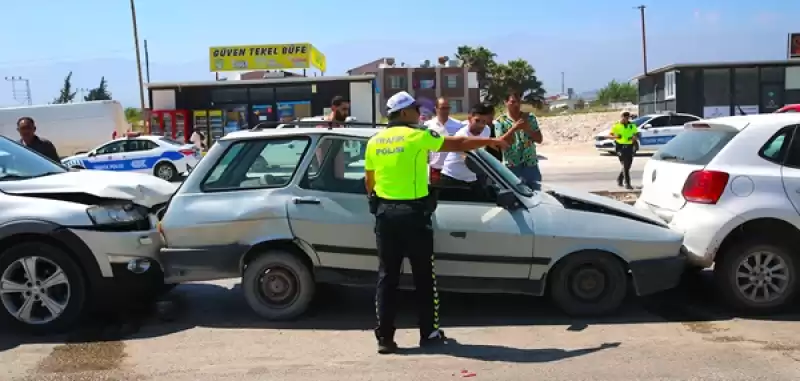 Hatay'da Zincirleme Trafik Kazasında 4 Araçta Hasar Oluştu