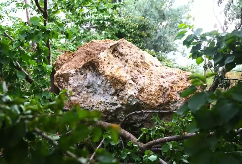 Hatay'da Dağdan Kopan Kaya Parçası Evin Bahçesine Düştü