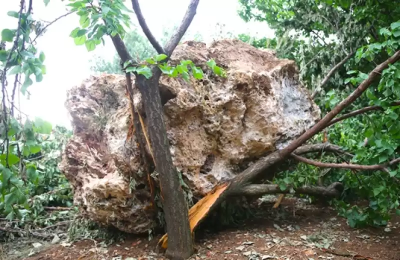 Hatay'da Dağdan Kopan Kaya Parçası Evin Bahçesine Düştü