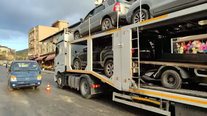 Hatay'da Nakliye Tırından Düşen Kamyonette Hasar Oluştu 