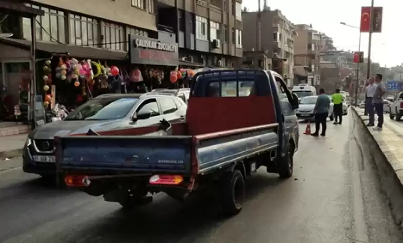 Hatay'da Nakliye Tırından Düşen Kamyonette Hasar Oluştu 