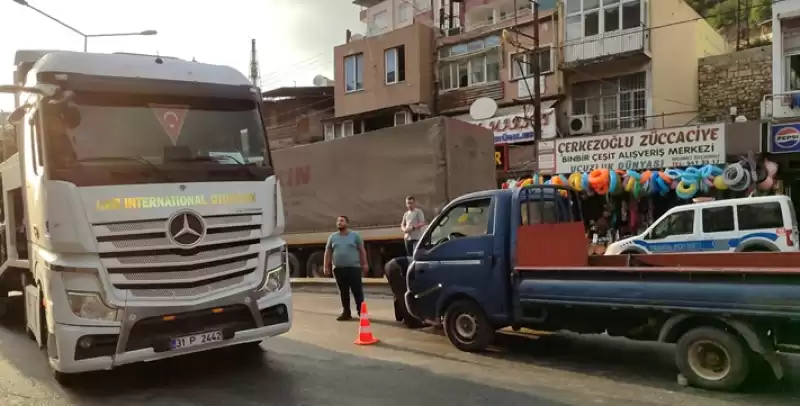 Hatay'da Nakliye Tırından Düşen Kamyonette Hasar Oluştu 